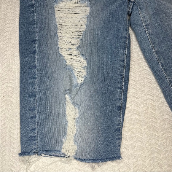 guess / distressed light wash bermuda jean shorts size 28 - Picture 6 of 8